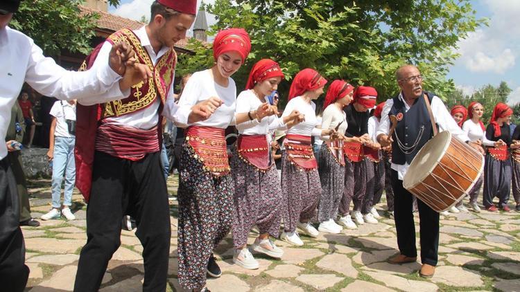 Unutulan adetler düğünde yaşatıldı