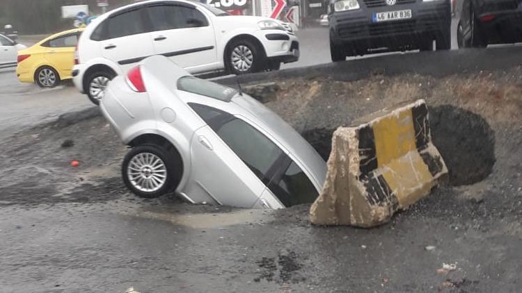 Bahçelievler’de yol çöktü, park halindeki bir araç çukura düştü