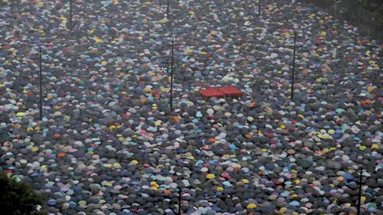 Hong Kong’da binlerce kişi sokaklarda