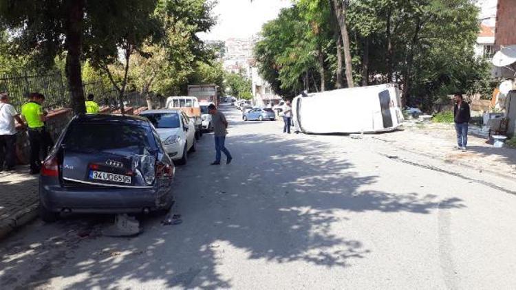 Bağcılarda 3 araca çarparak devrilen minibüsteki 3 kişi yaralandı