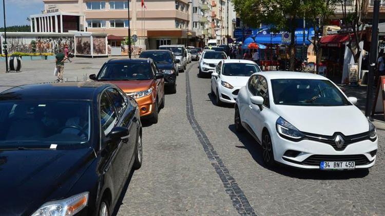 Kuyruk oluştu Denizde ve karada dönüş trafiği başladı