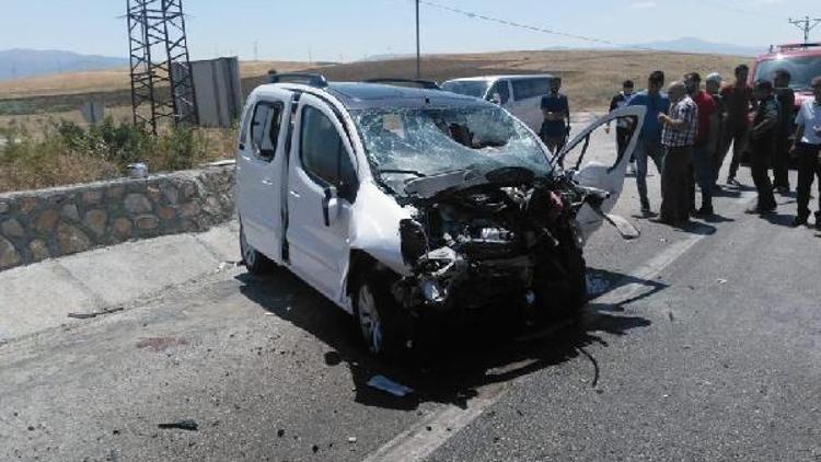 Hafif ticari araç istinat duvarına çarptı: 1 ölü, 4 yaralı