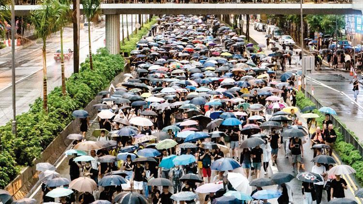 Hong Kong’da gösteriler sürüyor... Şemsiyelerle yürüdüler