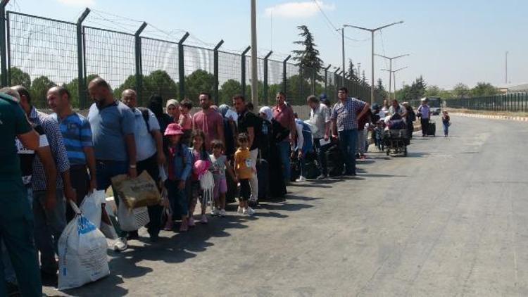 Bayram ziyaretinden dönen Suriyelilerin Türkiyeye girişi başladı