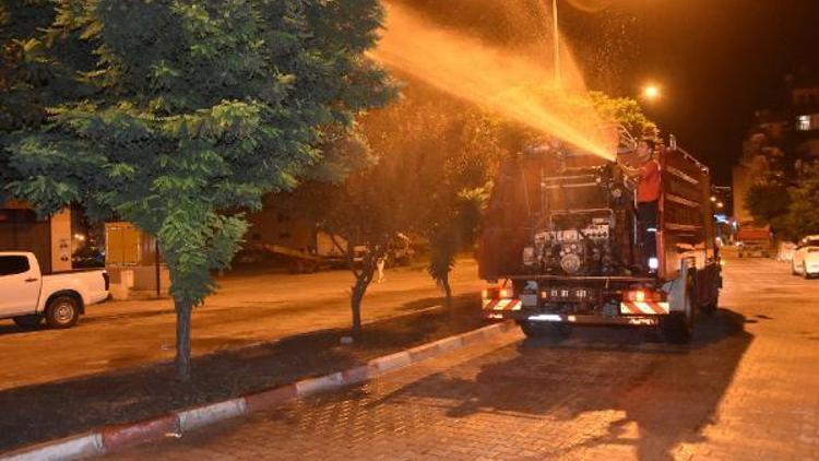 Ceyhan Belediyesi cadde ve bulvarları aralıksız temizliyor