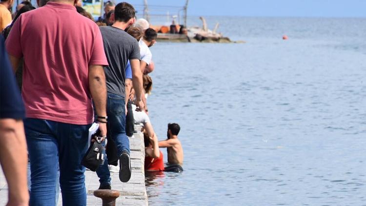 Sinopta panik anları Elektrikli motosikletli 2 kadın denize uçtu