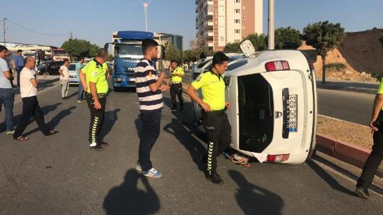 Kamyonetle hafif ticari araç çarpıştı: 2 yaralı