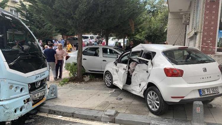 Ümraniyede minibüs ile otomobil çarpıştı; 1i bebek 6 yaralı