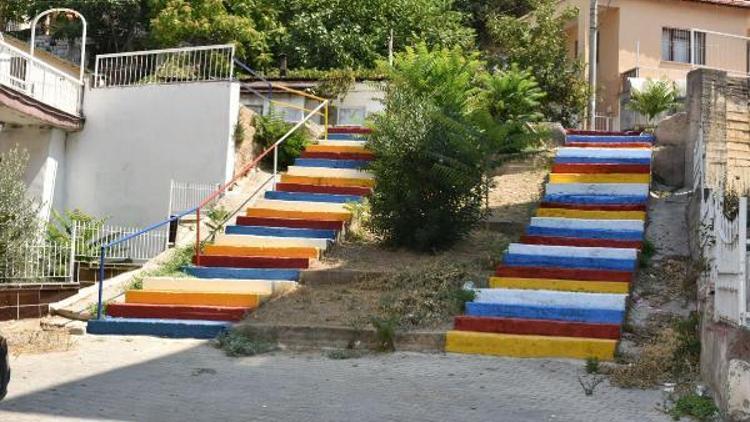 Narlıderenin merdivenleri renkleniyor