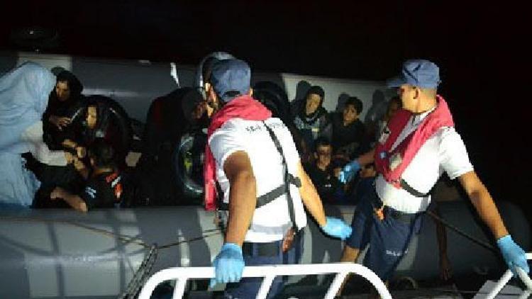Dikilide 80 kaçak göçmen yakalandı