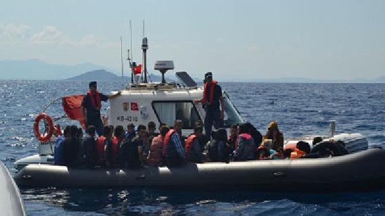 Dikilide 80 kaçak göçmen yakalandı