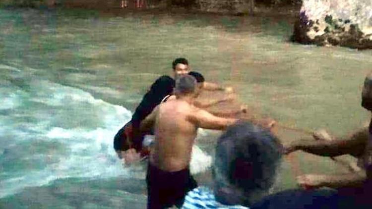 Irmak suyu yükselince mahsur kalan piknikçileri itfaiye kurtardı