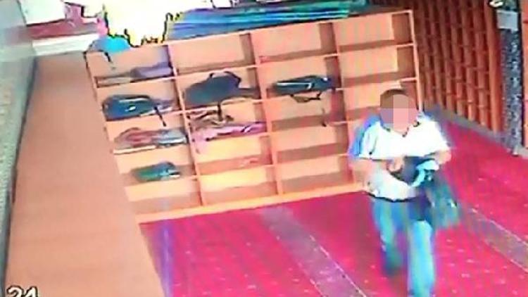 Sultangazide camiden ayakkabı hırsızlığı kamerada