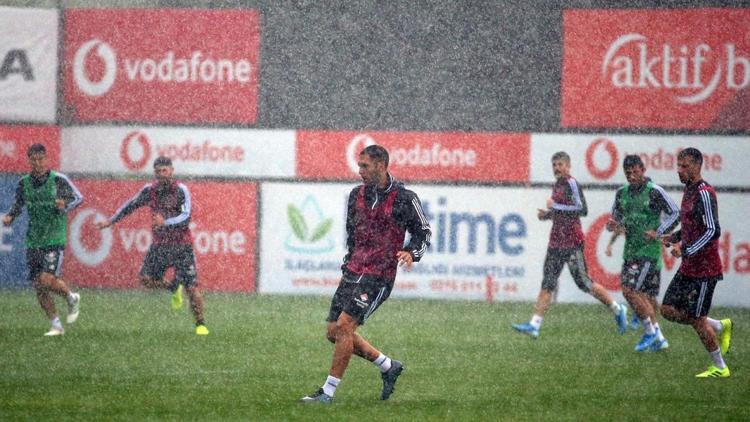 Beşiktaş yağmur altında çalıştı Burak, Vida, Atiba yok...