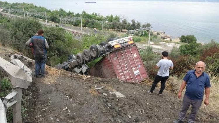 Virajı alamayan TIR yeşillik alana uçtu: 1 yaralı