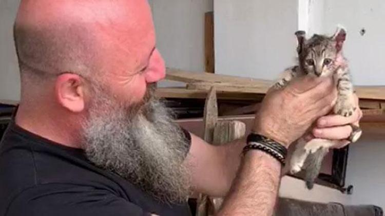 Boruya sıkışan yavru kediyi, yönetmen Erol Koçan kurtardı