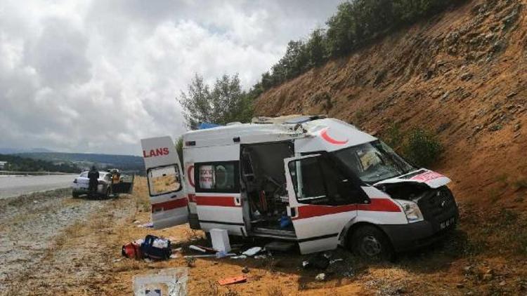 Hasta taşıyan ambulans takla attı: 4 yaralı