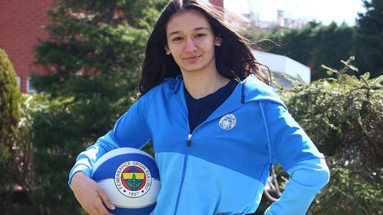 Fenerbahçede İdil Saçalırla profesyonel sözleşme yapıldı