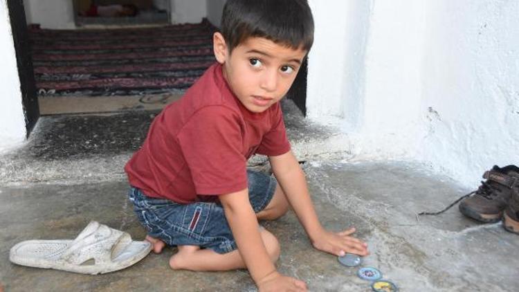 Doğuştan tibial hemimelia hastası olan Suriyeli Ahmed şifa arıyor