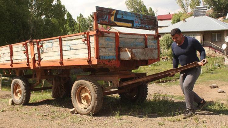 Tırpanla ot biçip taş kaldırarak antrenman yapıyor