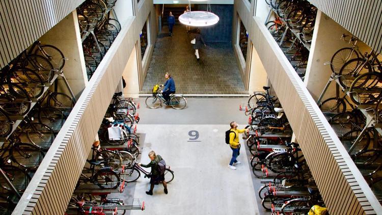 Hollandada dünyanın en büyük bisiklet parkı açıldı