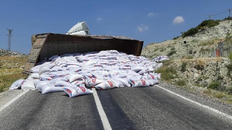 TIRın devrildiği kazada yol ulaşıma kapandı