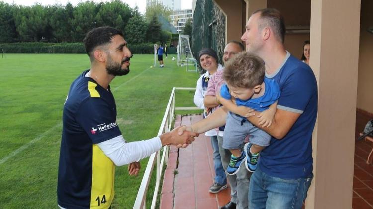 Koray Şenerin ailesi Fenerbahçe idmanını ziyaret etti