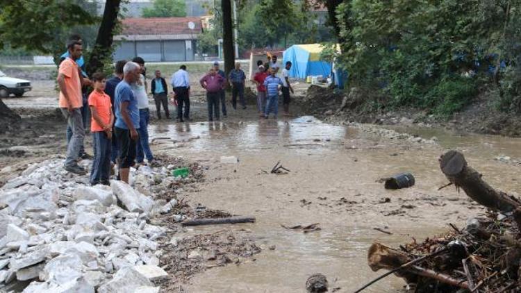 Kaynaşlıda dereler taştı