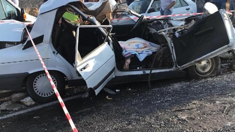 Otomobil TIRa çarptı: Anne ve oğlu öldü, eşi ve 2 çocuğu yaralandı