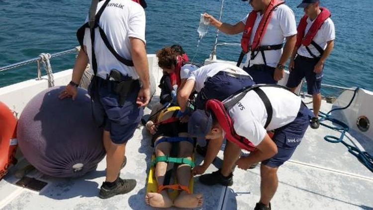 Tekne turunda rahatsızlanan 2 turiste yardım
