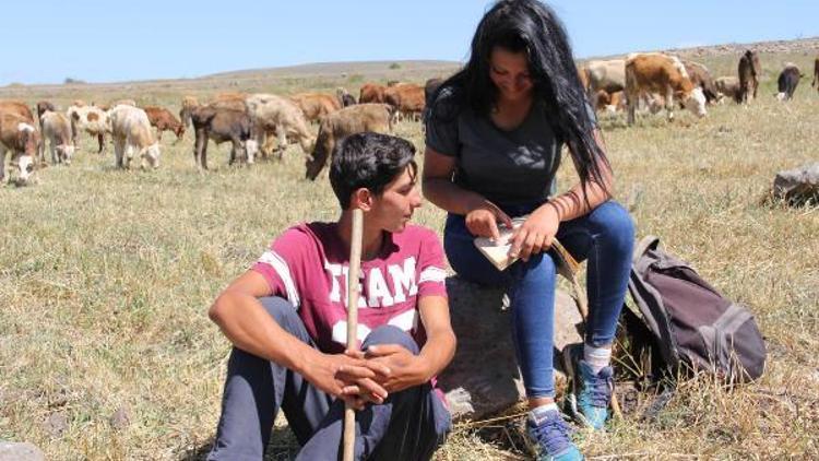 Hentbolcu kardeşler köylerinde çobanlık yapıyor