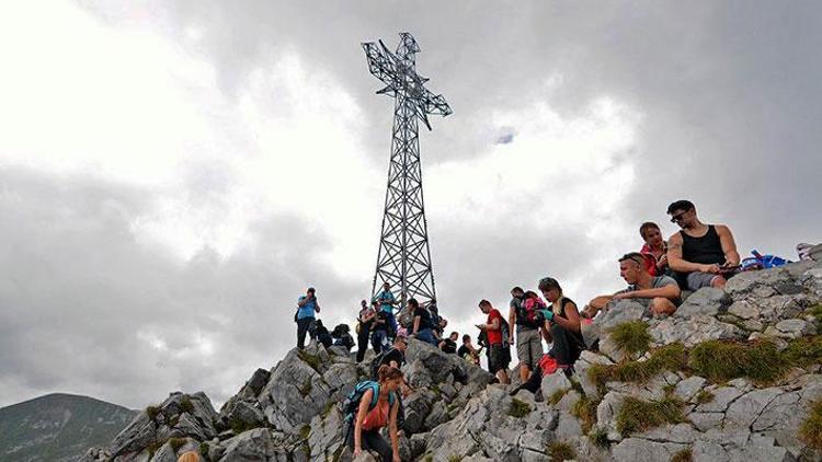 Dağın zirvesindeki haçı ziyaret eden turistleri yıldırım çarptı: 4 ölü