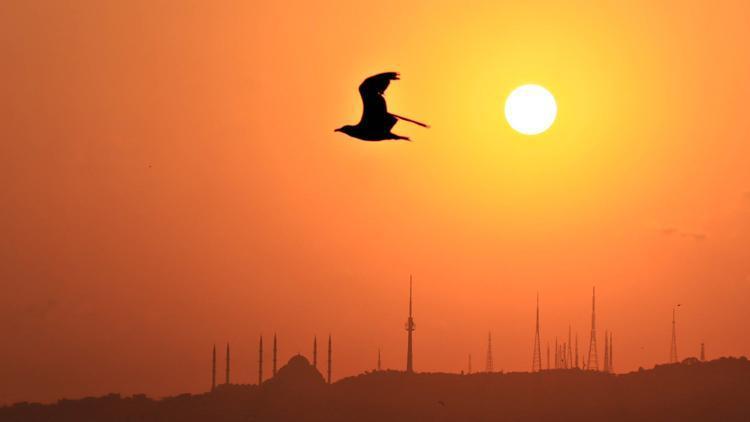 İstanbulda gün doğumu gökyüzünü kızıla boyadı