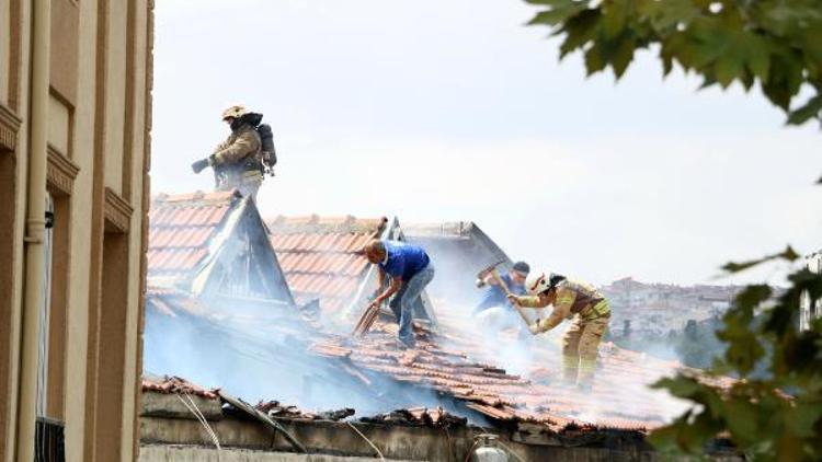 Beyoğlunda, izolasyon çalışması yapılan çatıda yangın