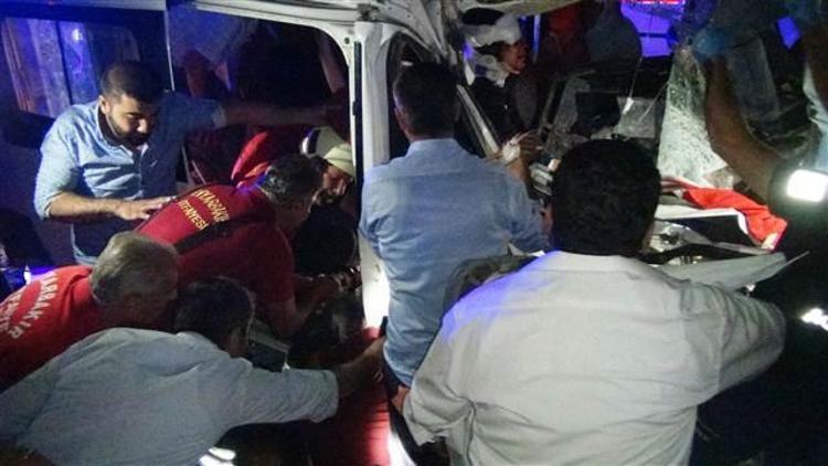 Diyarbakırda korkunç kaza: 4ü ağır, 8 kişi yaralandı
