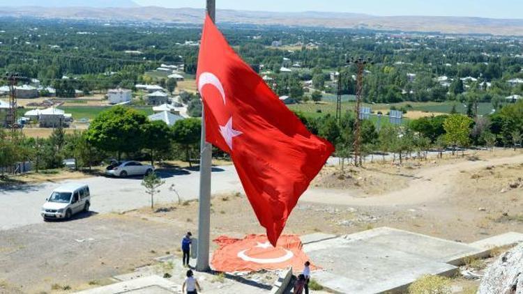 İlçe girişindeki dev Türk bayrağını 7 yıldır kendisi yeniliyor