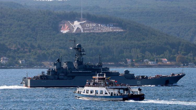 Rus savaş gemisi Azov Çanakkale Boğazından geçti