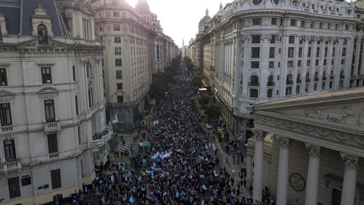 Arjantinde halk hükümete destek olmak için sokağa döküldü