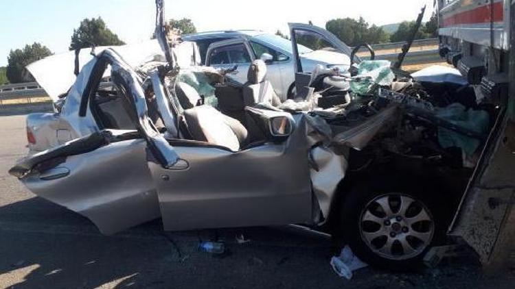 Otomobil, TIRa çarptı: 2 ölü, 4 yaralı