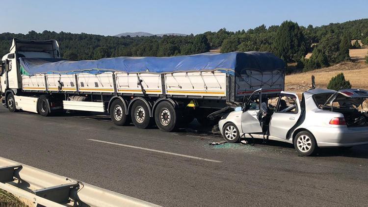 Kütahyada otomobil tıra çarptı: 2 ölü, 4 yaralı