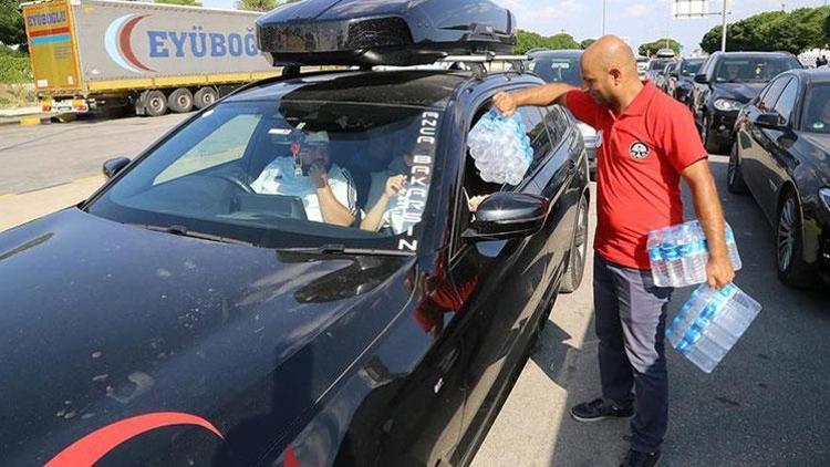 Aşırı sıcakta bekleyen gurbetçiye 20 bin litre su dağıtıldı