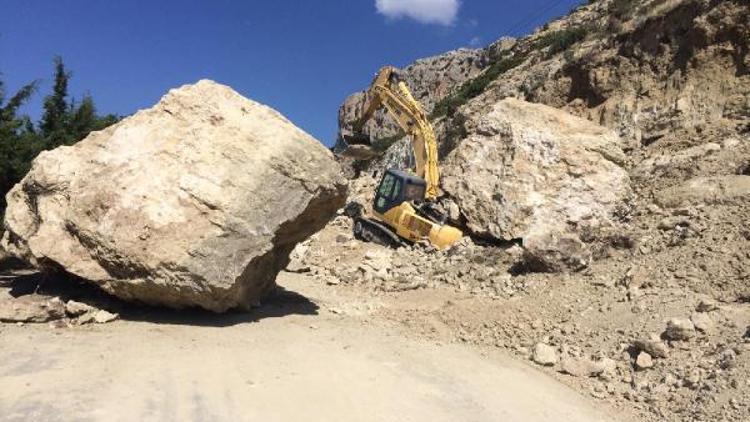 İş makinesinin üzerine 20 tonluk kaya düştü, operatör kaçarak kurtuldu