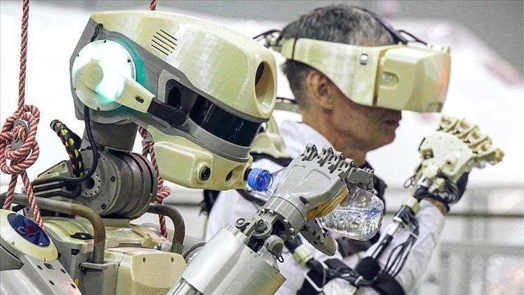 İnsansı robotu taşıyan Rus mekiği uzay istasyonuna bağlandı