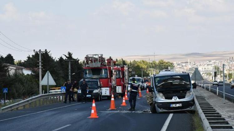 Minibüs bariyerlere çarptı: Anne ile kızı öldü, baba ve 2 çocuğu yaralı