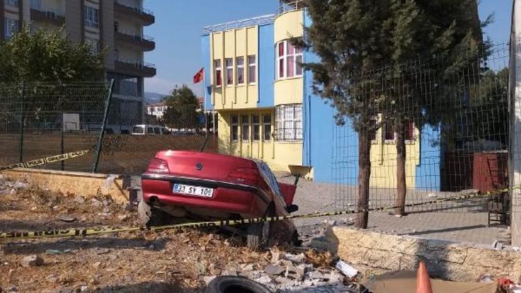Otomobil okul duvarına çarptı: 2 yaralı