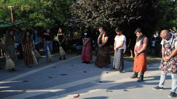 Tuncelide kadına şiddete tepki için erkek etek giydi, kadınlar tespih salladı