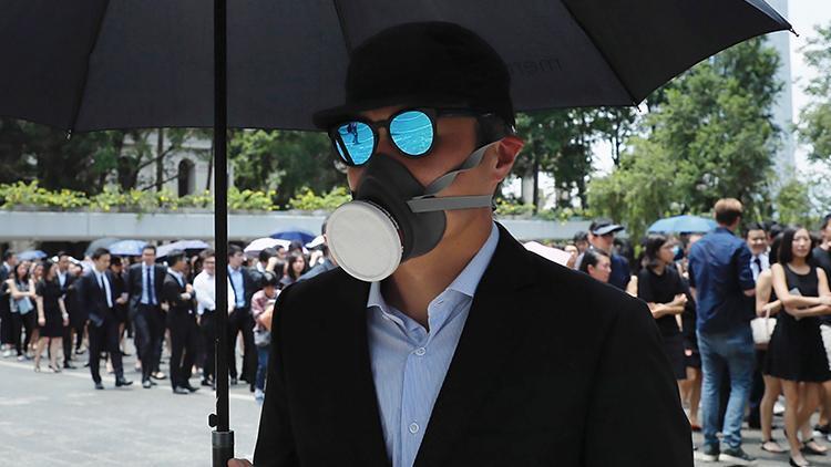 Hong Kongda maskeli protestocuları ifşa edene ödül vaadi