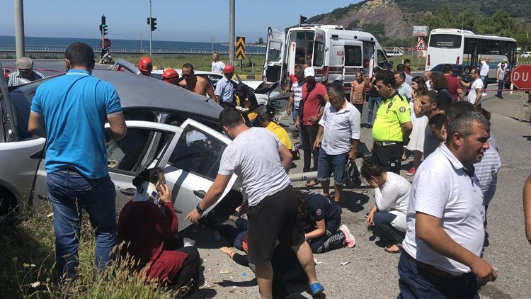 Kavşakta iki otomobil çarpıştı, ortalık savaş alanına döndü