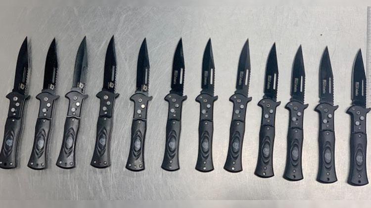 Polisler bile şaşırdı Valizinden 12 sustalı bıçak çıktı