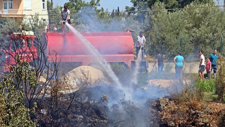 Antalya’da mahalleyi sokağa döken yangın 1 hektar kül oldu